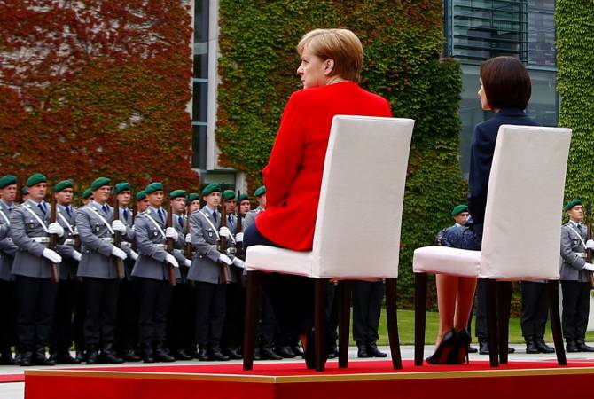Merkel de nouveau assise à une cérémonie d'hymnes nationaux