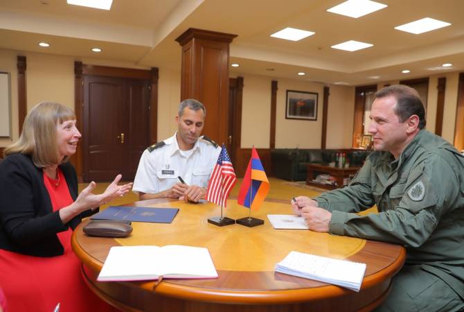 Министр обороны Армении обсудил с послом США вопросы сотрудничества в оборонной 
сфере

