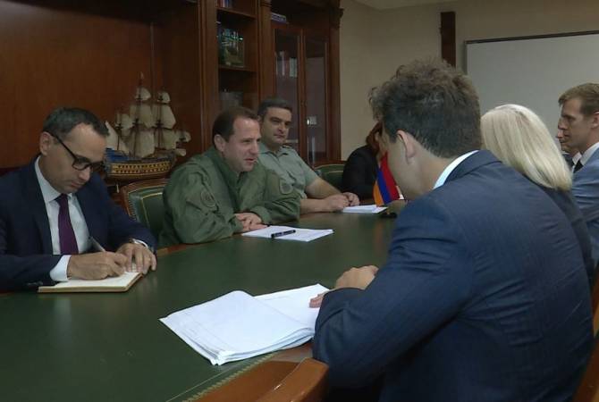 وزير الدفاع الأرميني دافيت تونويان يستقبل مجموعة من الخبراء من دائرة الاتصالات الحكومية البريطانية