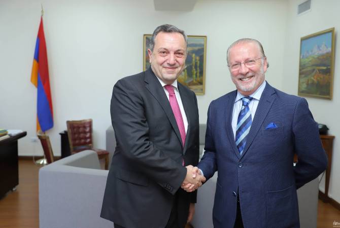 Новоназначенный посол Испании вручил копии верительных грамот замминистра ИД 
Армении