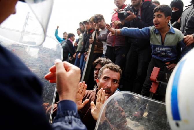 Еврокомиссар предложил выступать "единым фронтом" по проблеме прибытия беженцев 
в ЕС