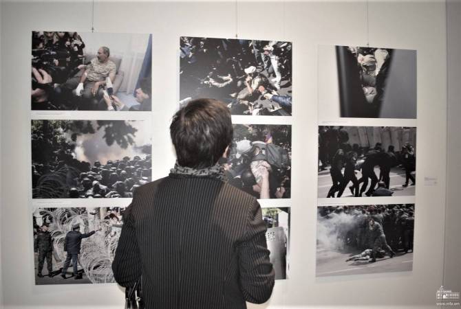 Ouverture d'une exposition de photos consacrée à la Révolution de velours à Varsovie
