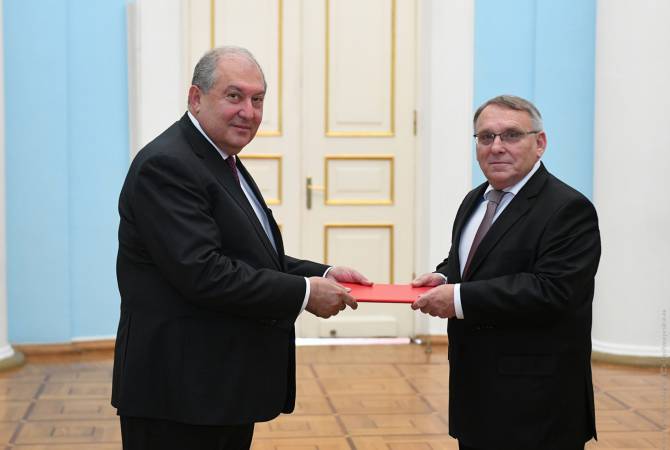 Le nouvel ambassadeur de Tchéquie en Arménie a remis ses lettres de créance au président 
arménien