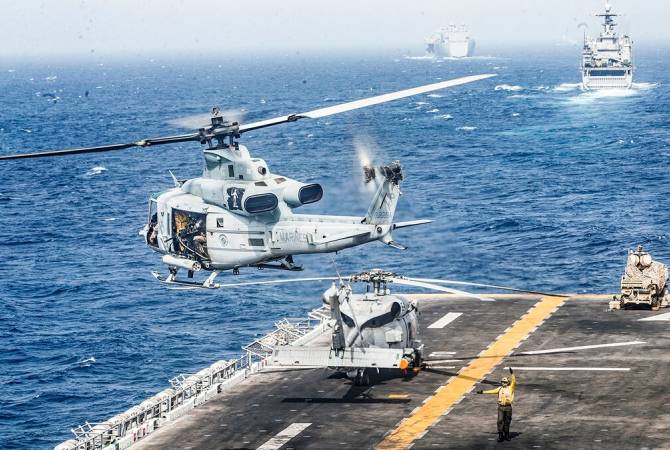 WSJ: вертолет и корабль Ирана до дрона сближались с кораблем США в Ормузском 
проливе