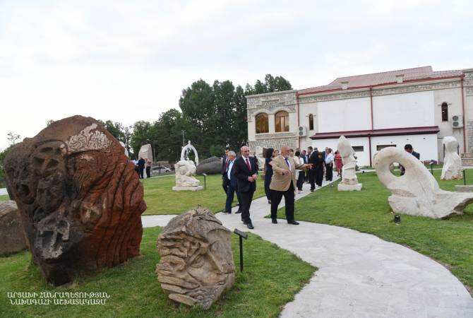 Бако Саакян присутствовал на открытии Парка скульптур и фотовыставки "Небо Арцаха" 
профессора Григор