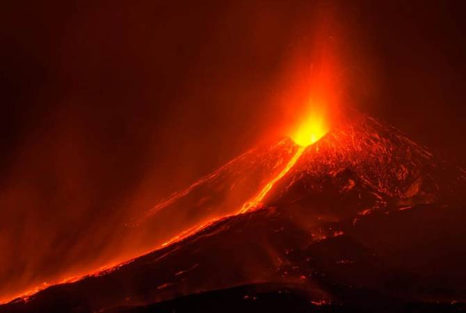 Усиление активности вулкана Этна помешало работе аэропортов на Сицилии