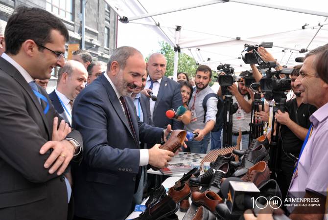 سأرتدي الأحذية بسرور- رئيس الوزراء الأرميني نيكول باشينيان بزيارة أجنحة المنتجات بمدينة كيومري-
صور-
