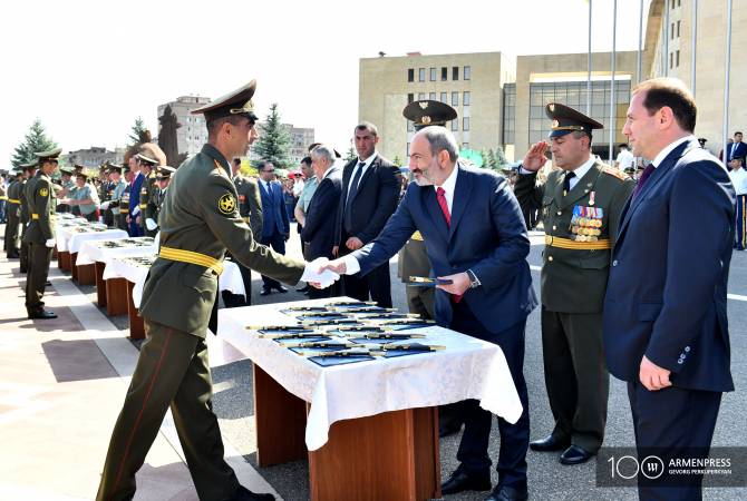 رئيس الوزراء نيكول باشينيان يتمنى طريقاً مثمراً ل244 ضابط من خريجي المؤسسات العسكرية الأرمينية