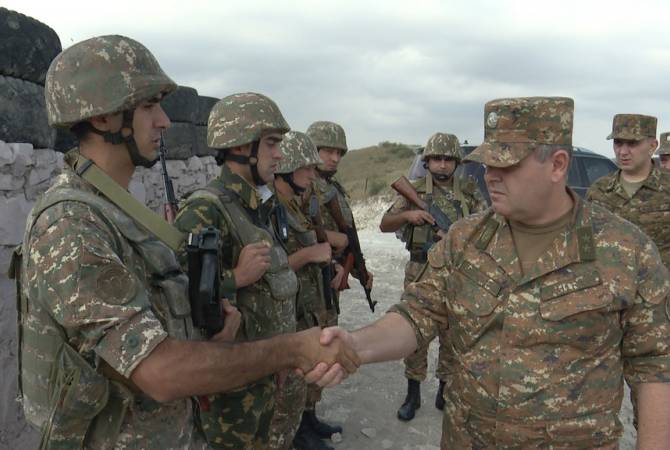 Le chef d'état -major arménien  visite les troupes de la frontière nord-sud d'Arménie