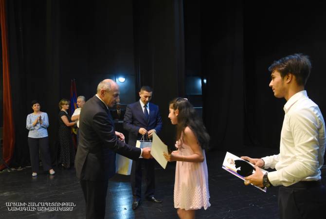 Саакян присутствовал на церемонии вручения призов Всеармянского 8-го фестиваля по 
чтению стихов