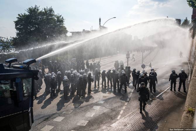 В Нью-Йорке предложили запретить демонстрантам обливать полицейских водой
