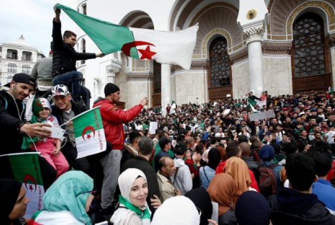  СМИ: в алжирской столице проходят антиправительственные акции 