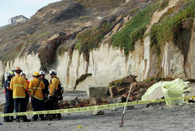 В Калифорнии при обрушении скалы на пляж погибли три человека
