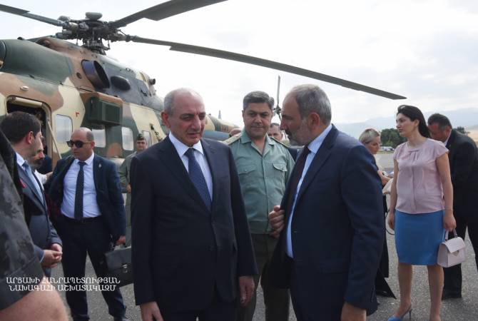 Artsakh’s President welcomes Pashinyan in Stepanakert Airport 