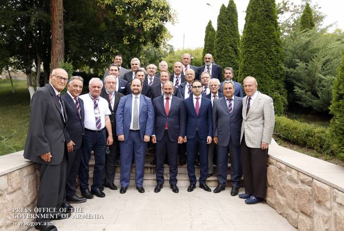 رئيس الوزراء نيكول باشينيان يلتقي بأعضاء اللجنة العالمية للألعاب الأرمنية في ستيباناكيرت، آرتساخ