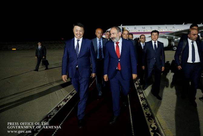 رئيس الوزراء الأرميني نيكول باشينيان يصل إلى قيرغيزستان في زيارة عمل 