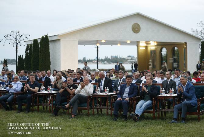 رئيس وزراء أرمينيا نيكول باشينيان يشترك بالبرنامج الثقافي بعد جلسة المجلس الأوراسي في قيرغيزستان