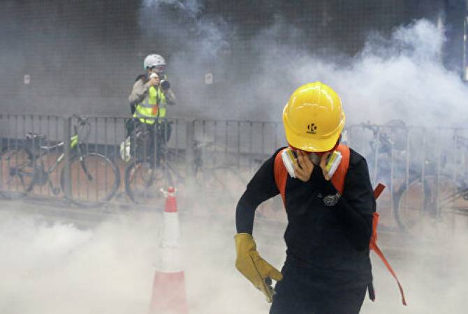  В Гонконге для разгона демонстрантов применили слезоточивый газ 