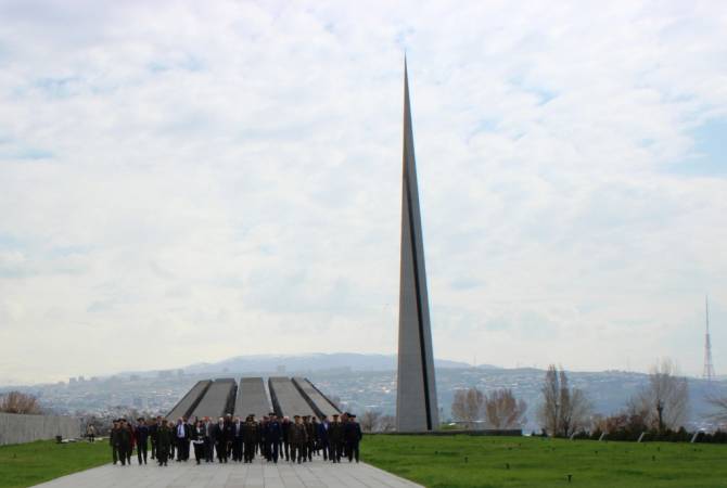 المشاركون بمسابقة «مقاتل السلام» للجيوش يزورون نصب تسيتسرناكابيرت ويكرّمون شهداء الإبادة 
الأرمنية