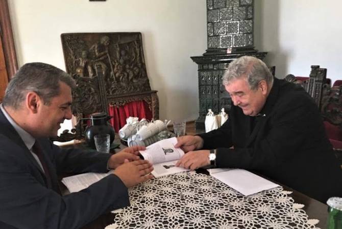 L'Ambassadeur Minassian rencontre le primat de la communauté arménienne catholique en 
Roumanie 

