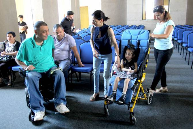 АРМЕНИЯ: Всеармянский фонд “Айастан” и Грант Тумасян 9 детям подарили инвалидные коляски