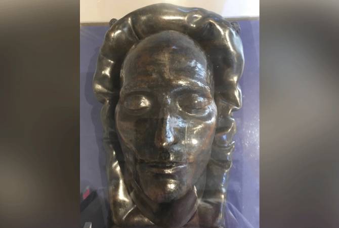 Fox: бронзовую копию посмертной маски Наполеона выставили на торги в США