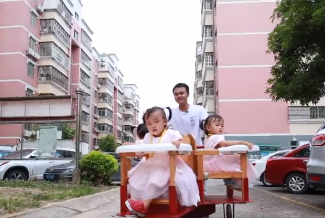 В Китае изобрели коляску-карусель - видео