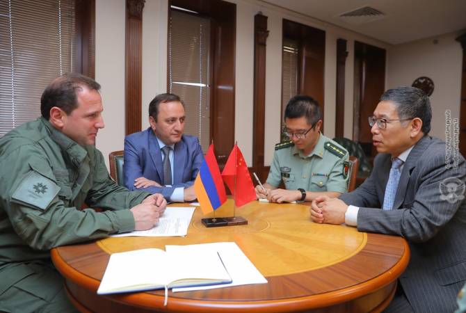 Министр обороны Армении встретился с чрезвычайным и полномочным послом КНР