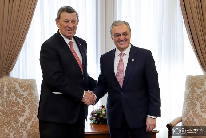 Зограб Мнацаканян встретился с министром ИД  Уругвая Родольфо Нин Новоа