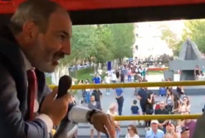 Никол Пашинян в  роли гида  показывает туристам Ереван