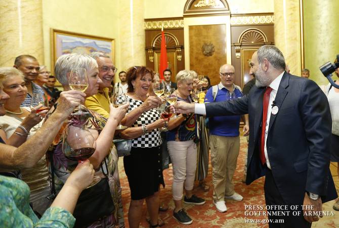 Nikol Pashinyan a présenté la capitale Erevan aux touristes étrangers
