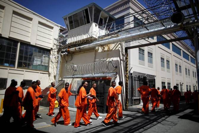 Более 50 заключенных пострадали во время драки в калифорнийской тюрьме