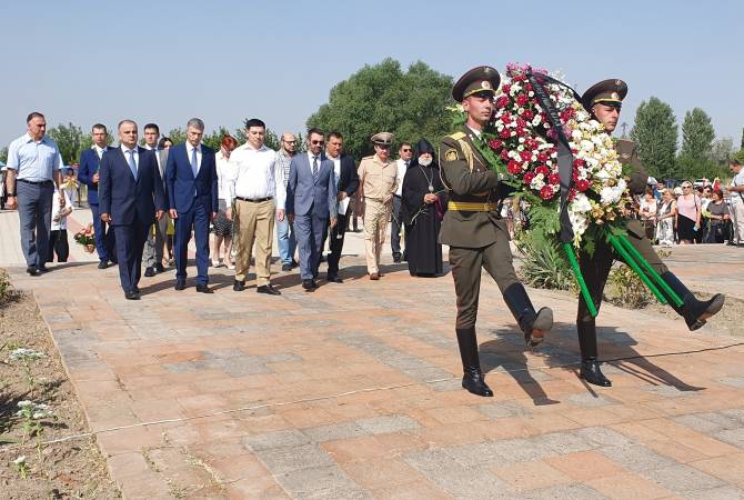 Участники мероприятия  к 192-летию Ошаканской  битвы почтили память армянских и 
русских мучеников