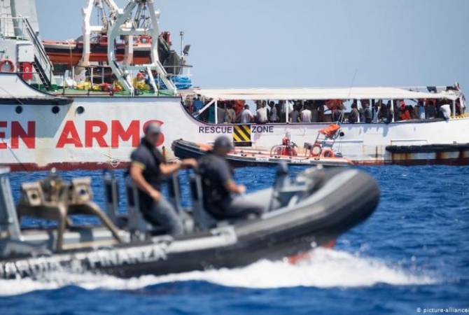 Власти Испании предложили судну Open Arms с мигрантами зайти в ближайший порт 
страны