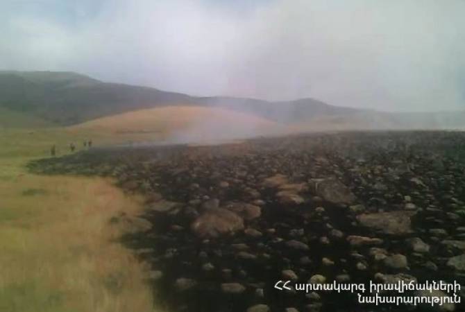 Пожар у подножия горы Ара: горит травяной участок