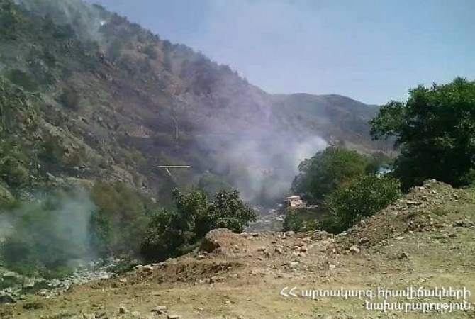 Возле водохранилища села Гехи Сюникской области горит травяной участок