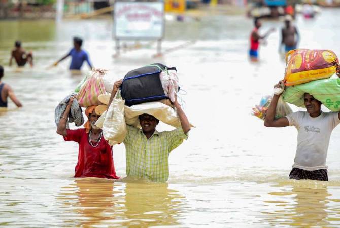 СМИ: на севере Индии эвакуировали более 1 тыс. туристов из-за наводнений
