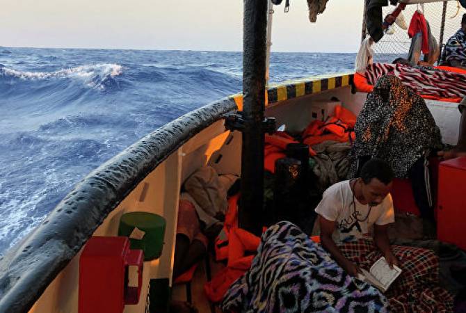 Open Arms разрешили эвакуировать девять человек с судна с мигрантами