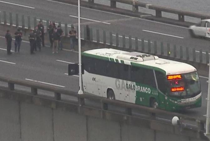 СМИ: в Рио-де-Жанейро вооруженный мужчина удерживает заложников в автобусе