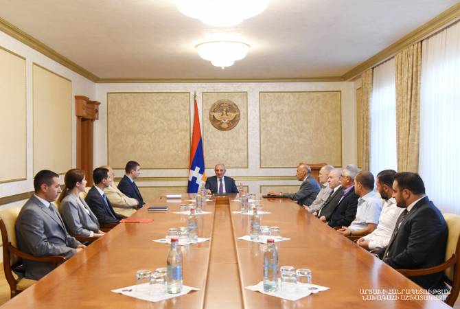 Bako Sahakian a rencontré un groupe d'employés du ministère des Finances d'Artsakh
