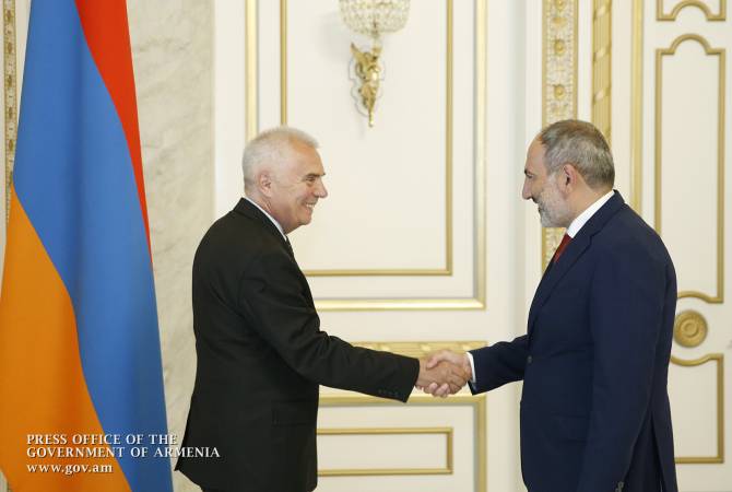 رئيس الوزراء باشينيان يعقد اجتماع وداع مع سفير الاتحاد الأوروبي المنتهية ولايته بأرمينيا ب.سويالسكي