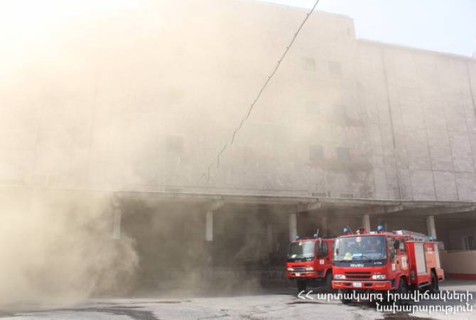 Продолжается тушение  пожара на складе-холодильнике  на  проспекте  Аршакуняц