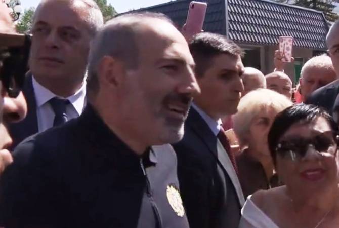 Nikol Pashinyan s’est entretenu avec les citoyens rassemblés  au centre-ville de Djermouk
