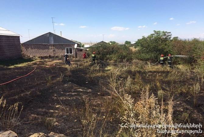 Որոտան գյուղում այրվում է բուսածածկույթ

