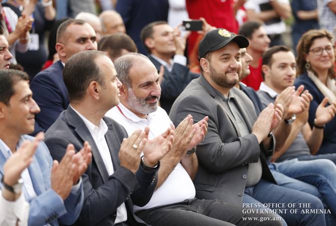 رئيس الوزراء ن.باشينيان يشترك بالحفل الختامي لبرنامج المراهقين من الشتات الأرمني «خطوة إلى 
الوطن» 