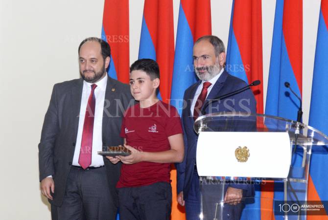 Премьер-министр наградил отличившихся участников конкурсов «Кенгуру», «Мегу» и 
«Русский медвежонок»