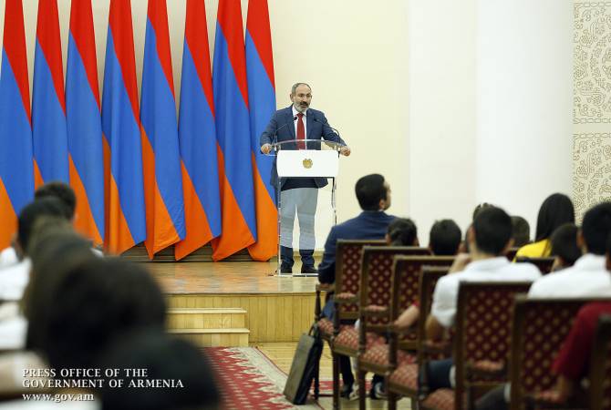 تصورنا لأرمينيا هو بلد المواطنين ذوي المعرفة على أعلى مستوى-ياشينيان بمكافئته للطلاب الأرمن الأوائل 