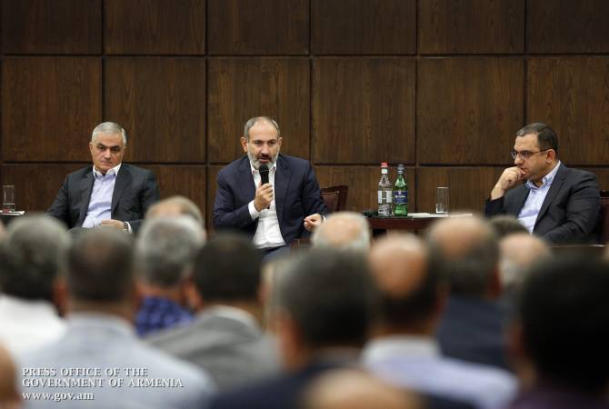 رئيس الوزراء الأرميني نيكول باشينيان يبحث مع مصدرين ورجال أعمال أرمن في تساغكادزور بقطاع الصناعة