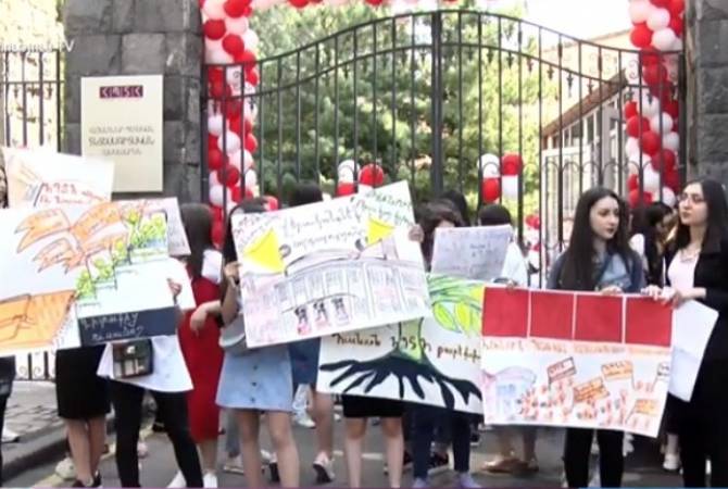 Group of students demonstrate for sacked interim rector’s return  