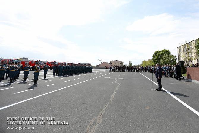 رئيس الوزراء نيكول باشينيان يحيي عمل رجال الإطفاء والطوارئ في الوزراة المختصة ويشترك بمراسم التكريم